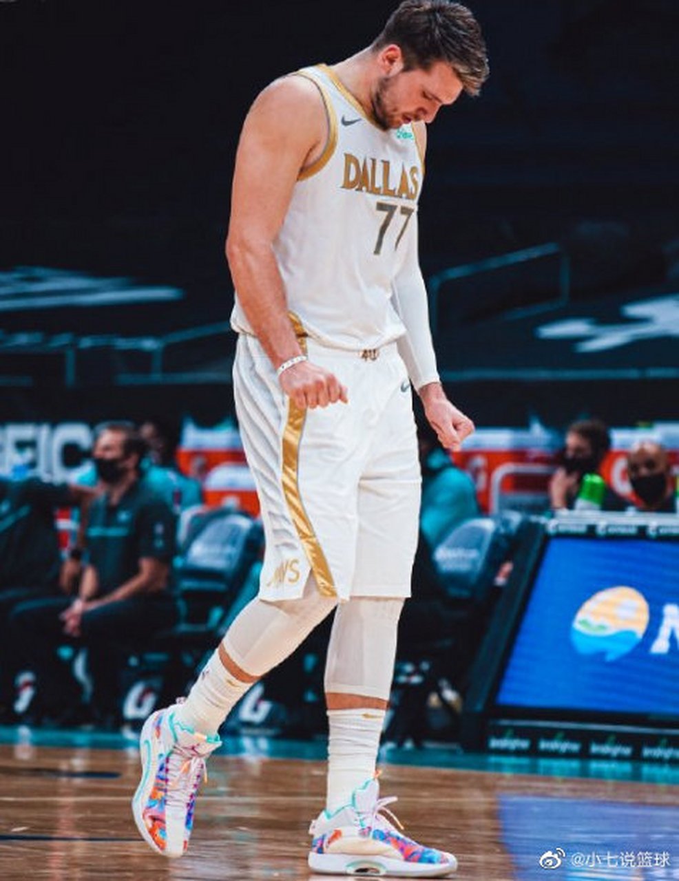 爱游戏APP-那不勒斯发布备战花絮，赛后官宣签约，NBA季后赛任务艰巨，赛程密集仍需轮换的简单介绍